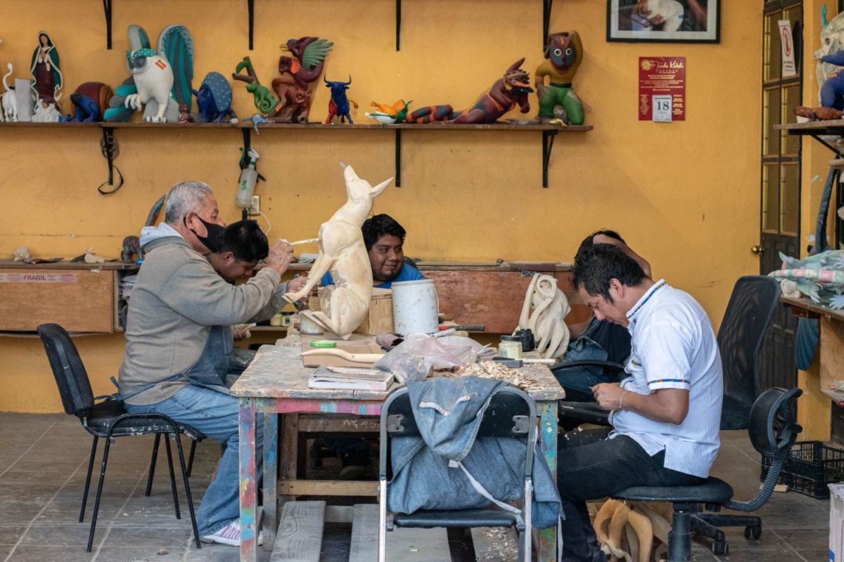 Taller de artesanos en San Martín Tilcajete Oaxaca. 