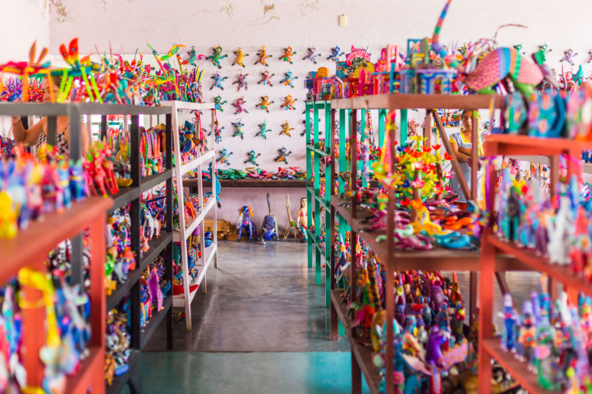 Explora el mercado local, lleno de una gran variedad de alebrijes en todos tamaños
