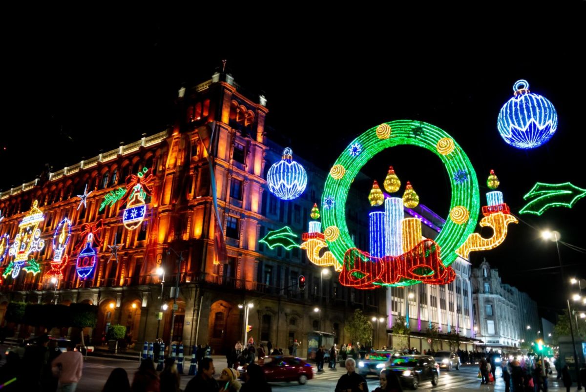 la temporada navideña en la CDMX se caracteriza por sus decoraciones monumentales y la famosa verbena navideña