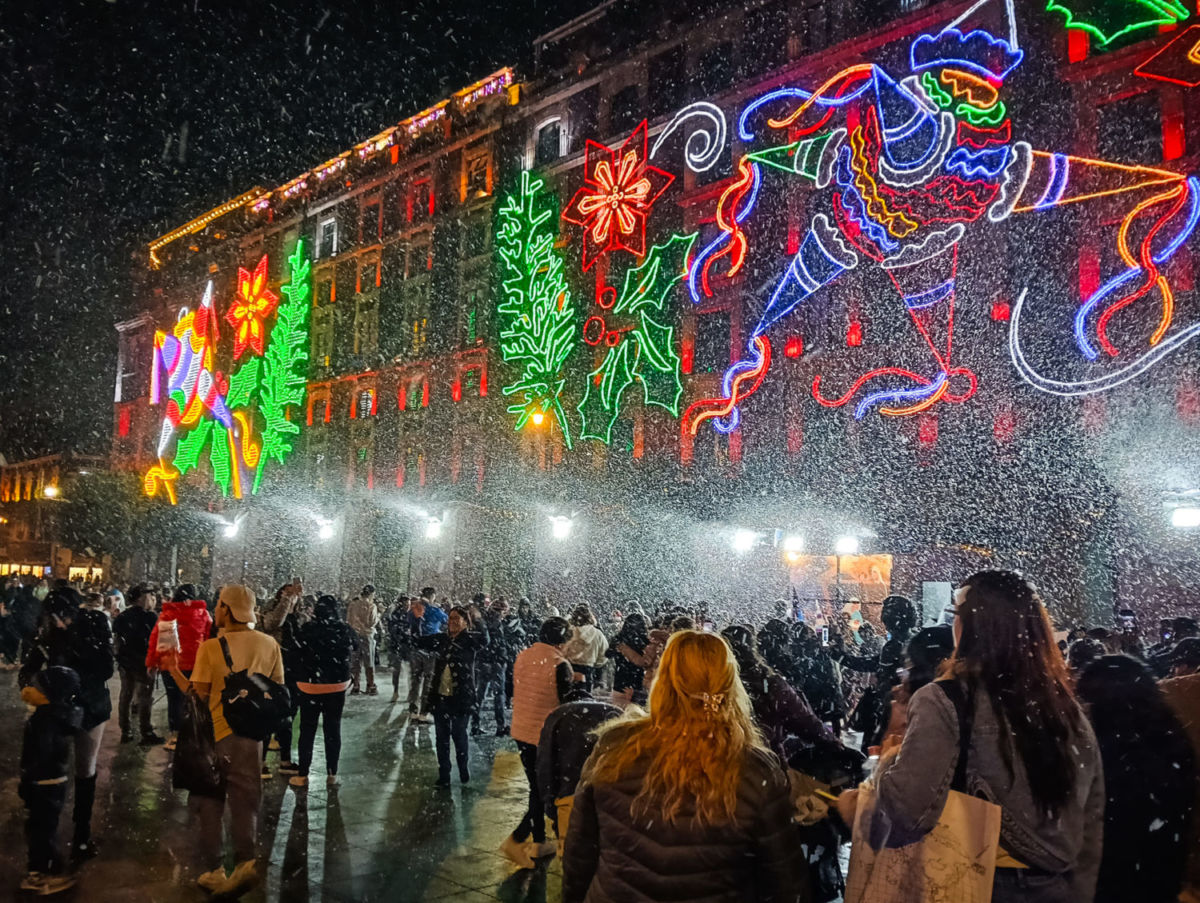 espectáculo de nieve falsa durante la apertura de la verbena navideña 2024, el evento más esperado del año en el zócalo de la cdmx