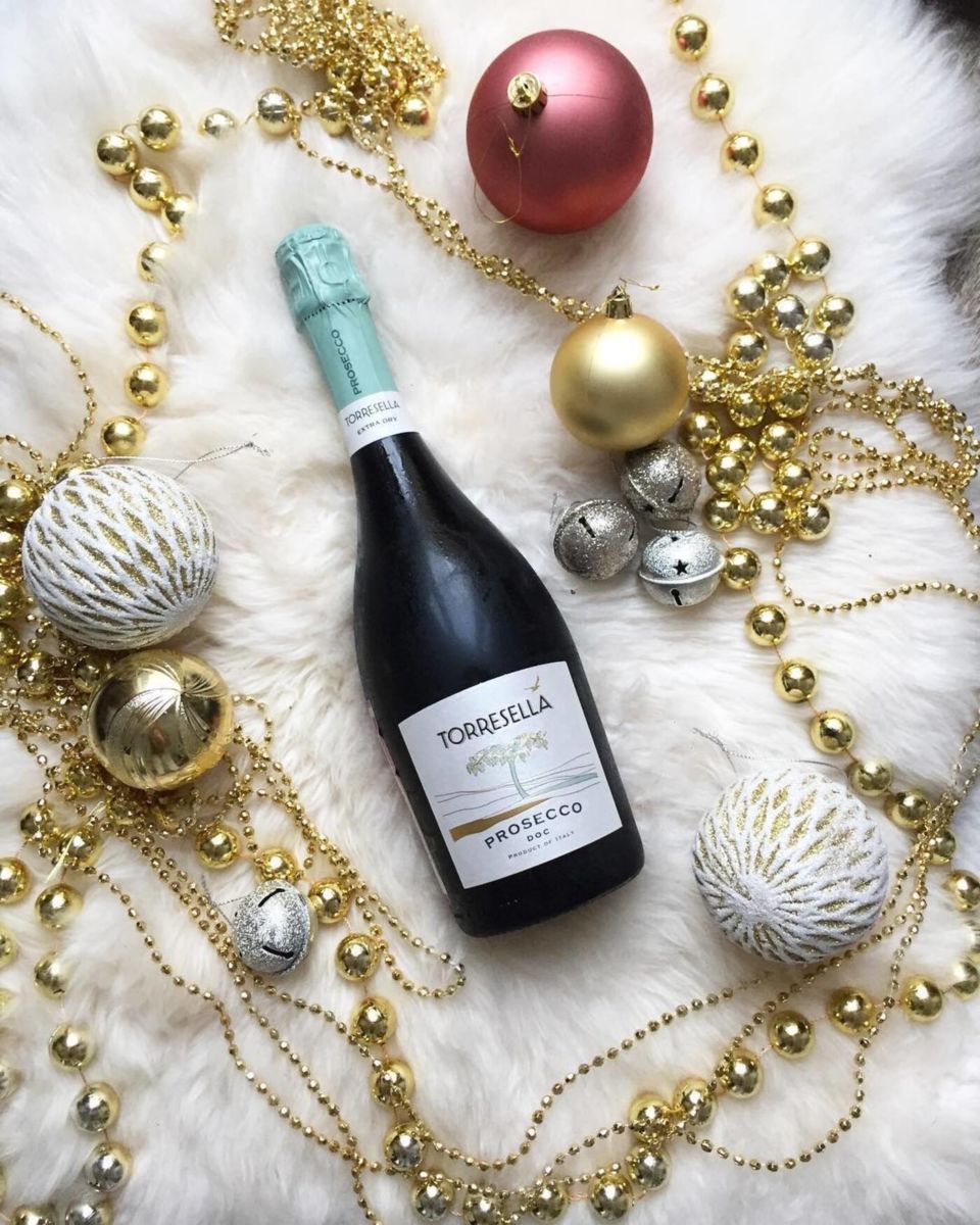 Botella de vino espumoso para recibir año nuevo. 