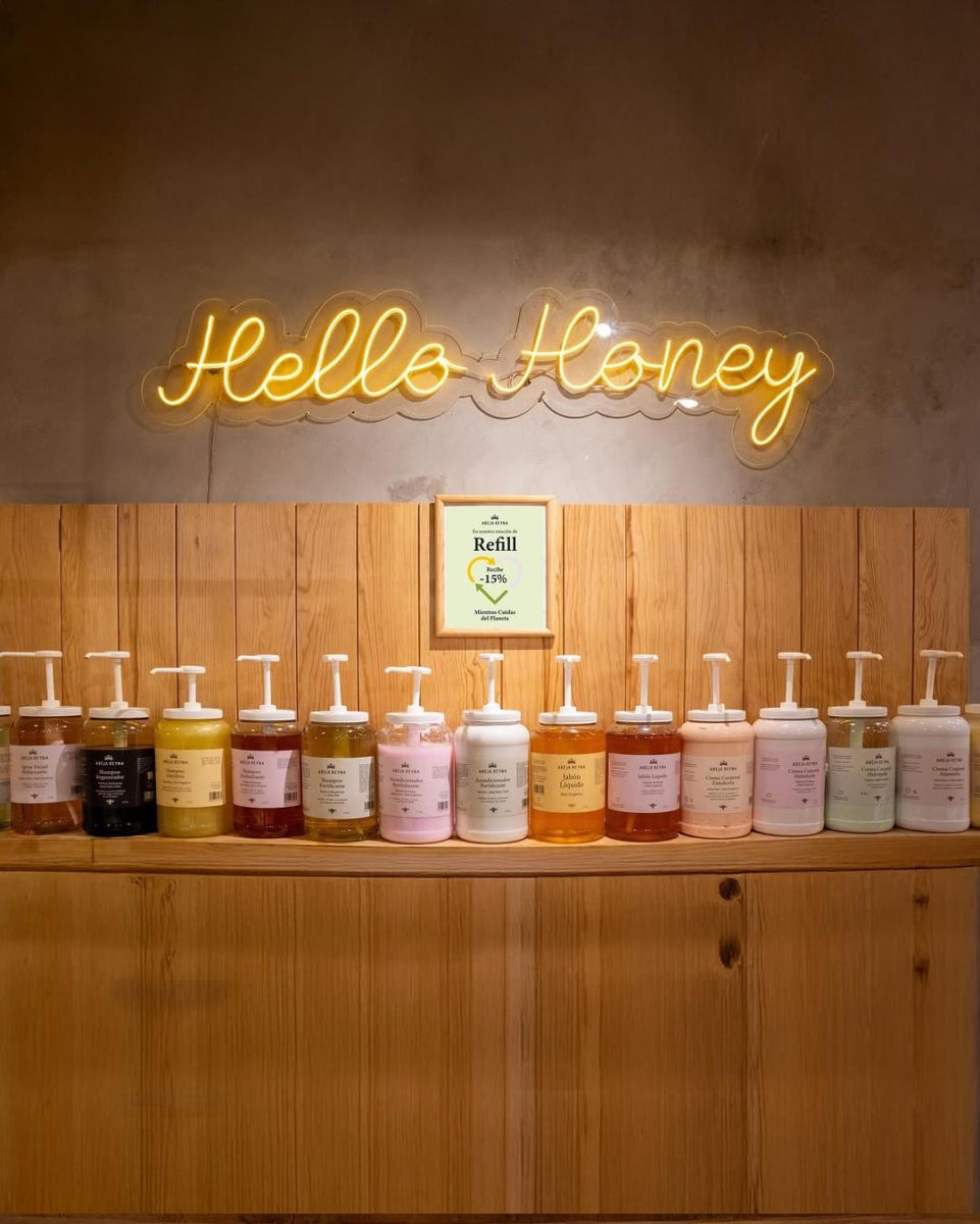 Stand de refill de Abeja Reyna boutique Polanco, CDMX. 