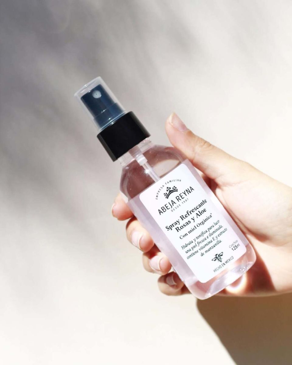 Spray Refrescante Aloe y Rosas de Abeja Reyna, marca mexicana. 