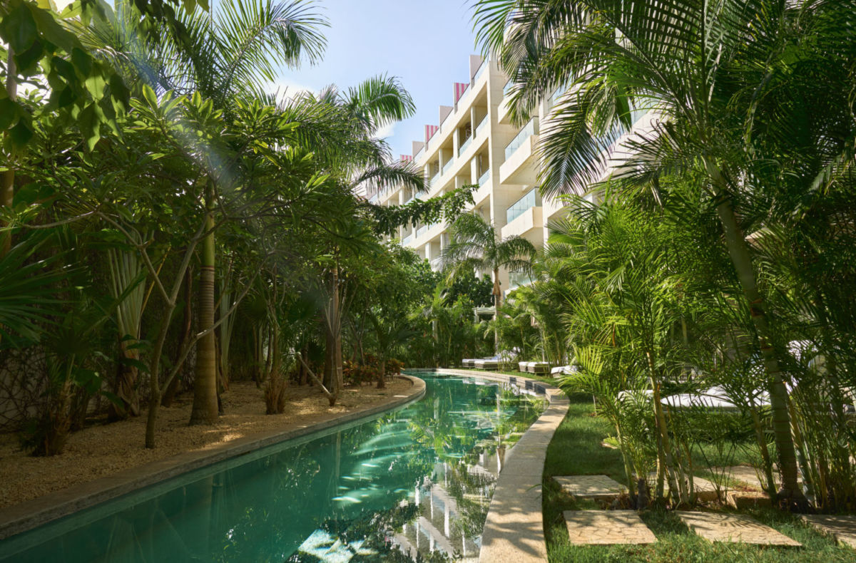 SLS Playa Mujeres cuenta con suites con acceso a una alberca privada desde el jardín