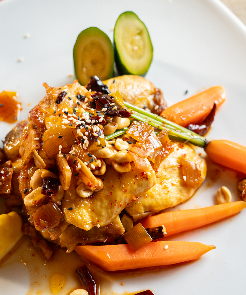 Filete de pollo con poro, jengibre, soya y salsa de chile de árbol al estilo Kung Pao