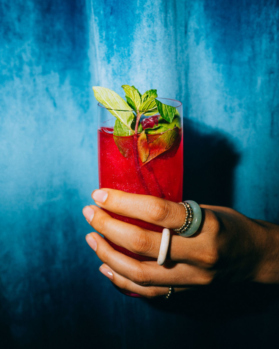 El cóctel Oria se prepara con fresa, menta, abasolo y Lillet blanc