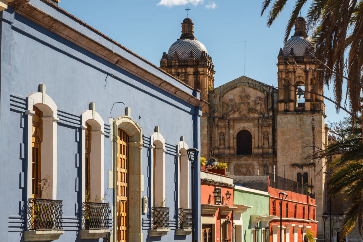 Fachada colonial del centro histórico de Oaxaca. 
