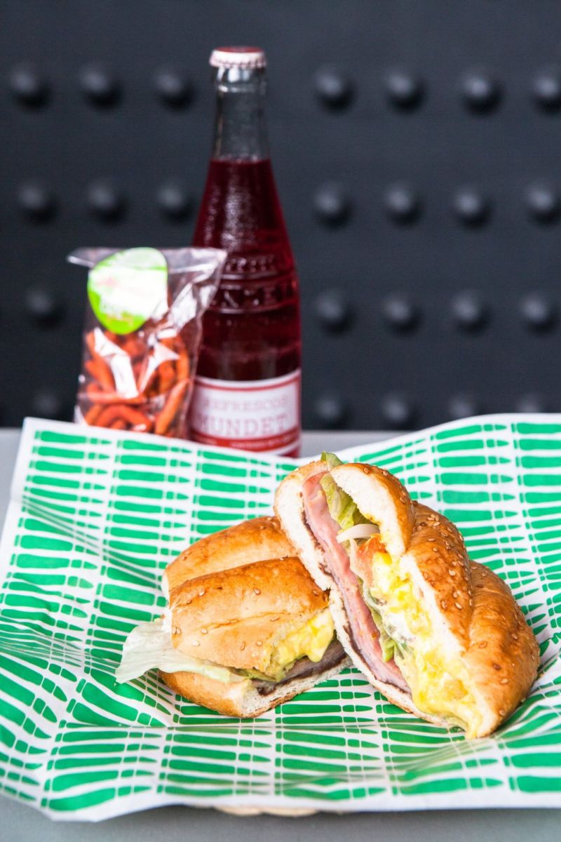 Tortas y refrescos mexicanos en el Vagón Comedor Adelita