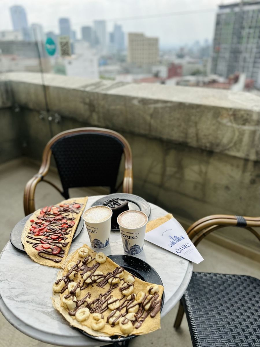Crepas y café en Café Mirador Emile del Monumento a la Revolución
