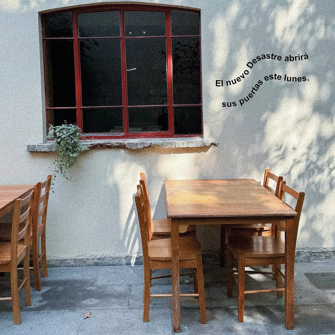 el desastre tiene un jardín perfecto para leer y disfrutar de tu café