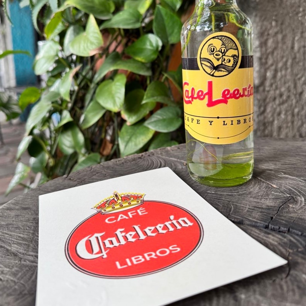 cafeleería cuenta con múltiples títulos de editoriales mexicanas independientes