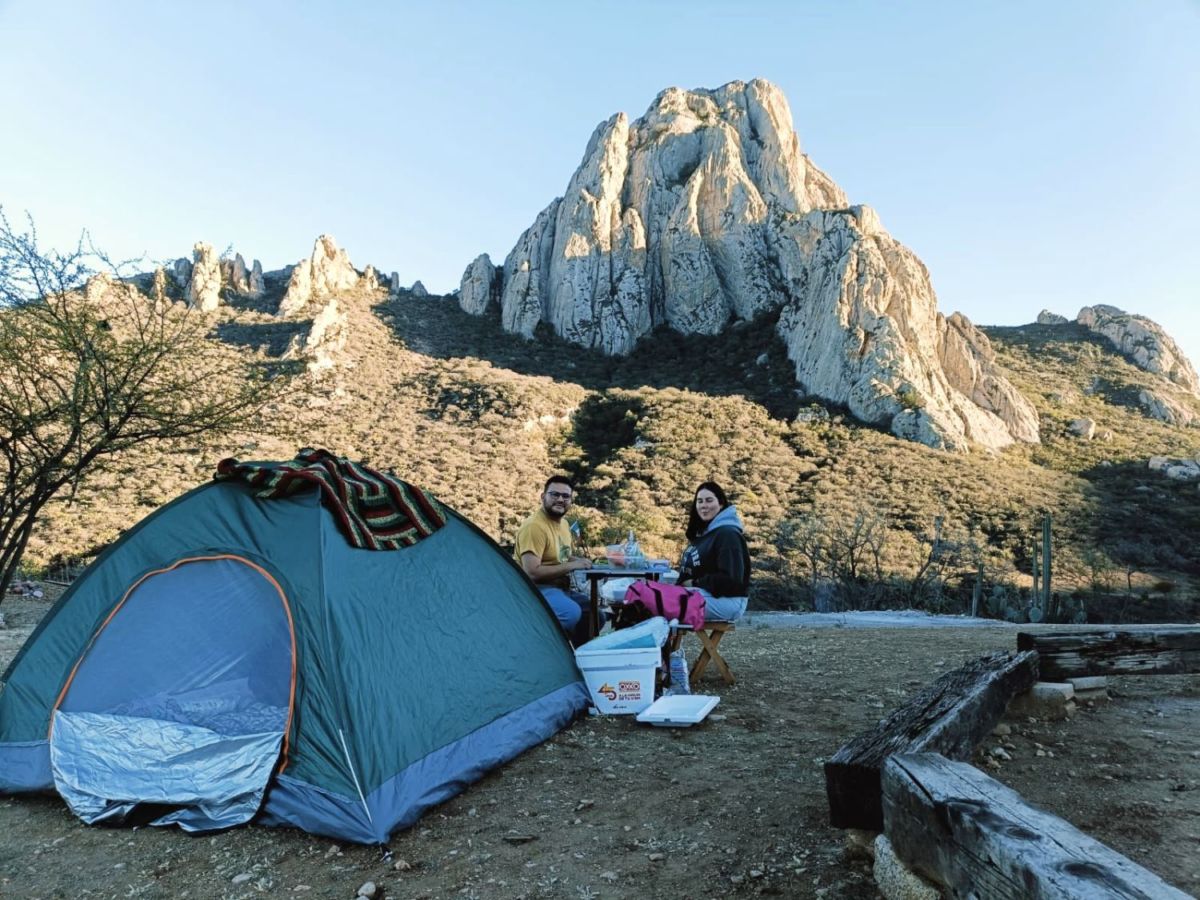 Conoce la ‘otra cara’ de la Peña de Bernal en esta zona de camping por $200 por persona