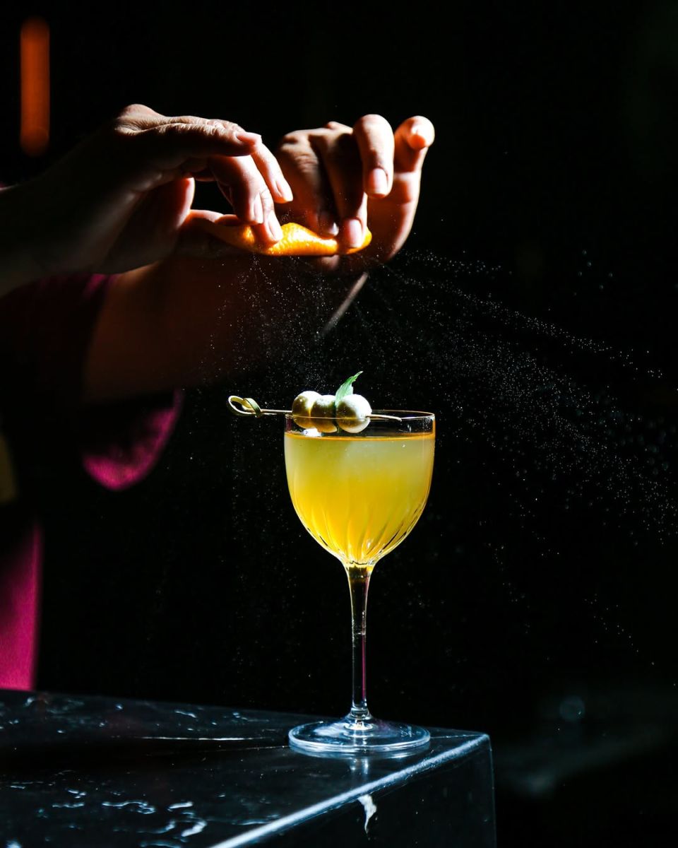 la coctelería contemporánea del bar las bruajs está inspirada en la herbolaria mexicana