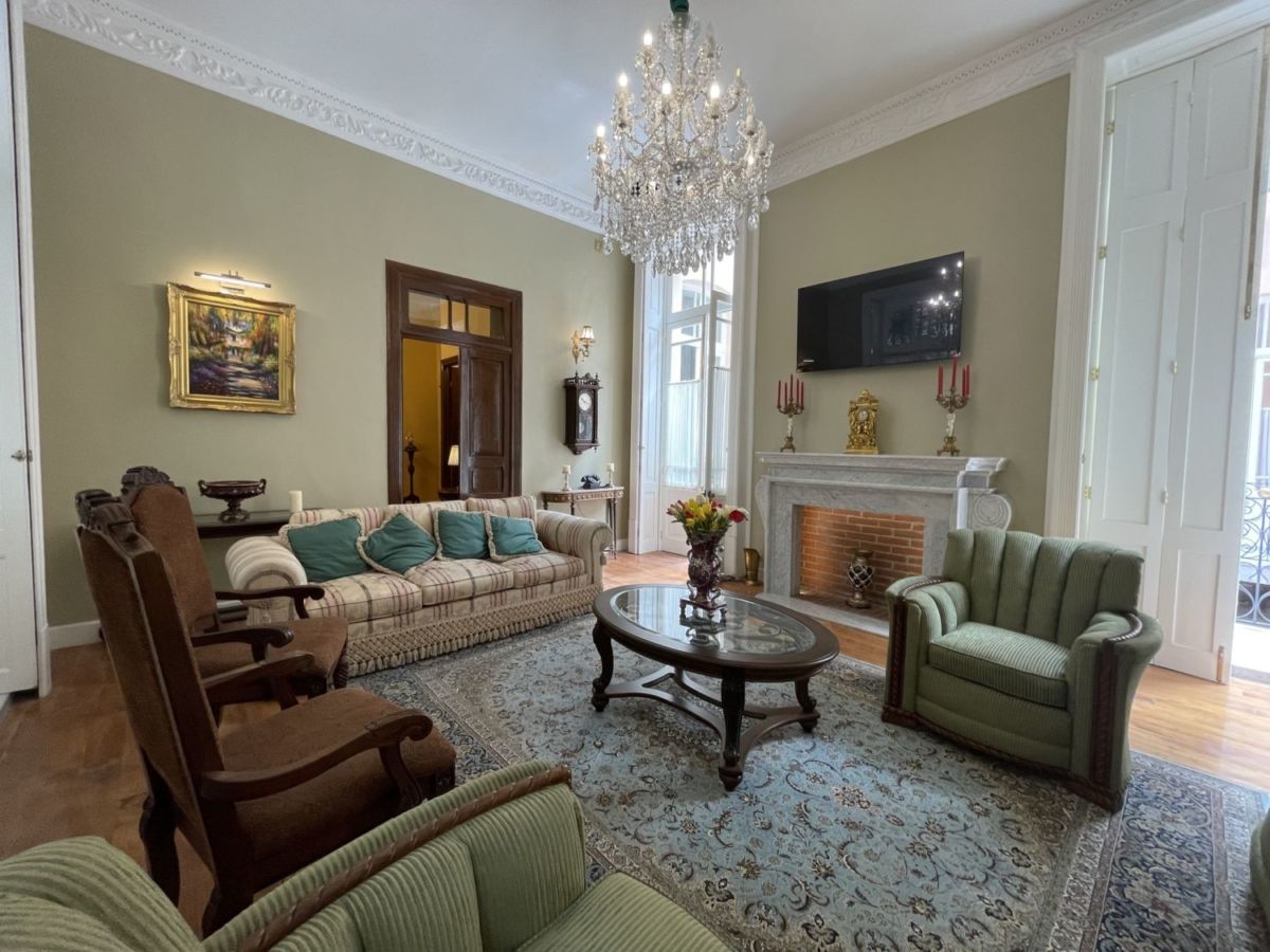 Esta casa de los años 20 en CDMX sigue conservando sus muebles antiguos y lo mejor es que puedes dormir en ella