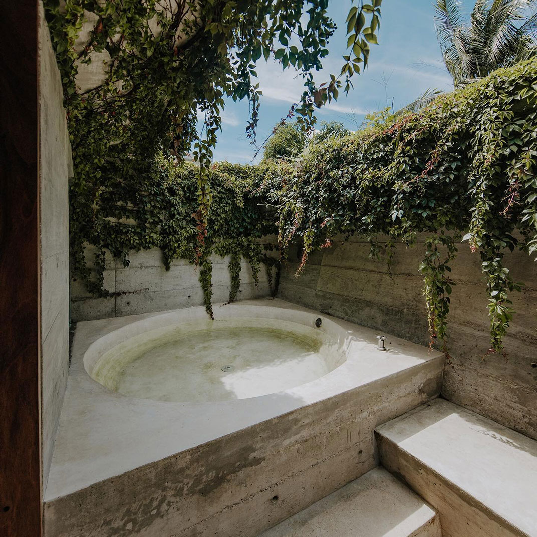 Piscina privada en una de las habitaciones de Casa TO