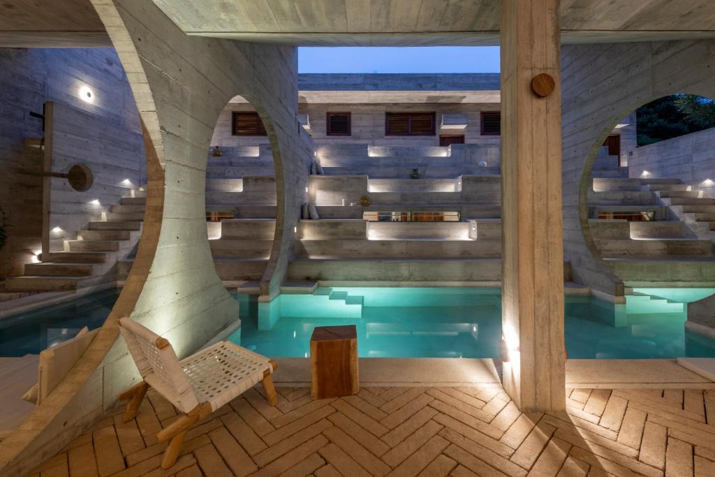 El concreto expuesto se dejó como acabado visible tanto en las habitaciones como en las áreas comunes