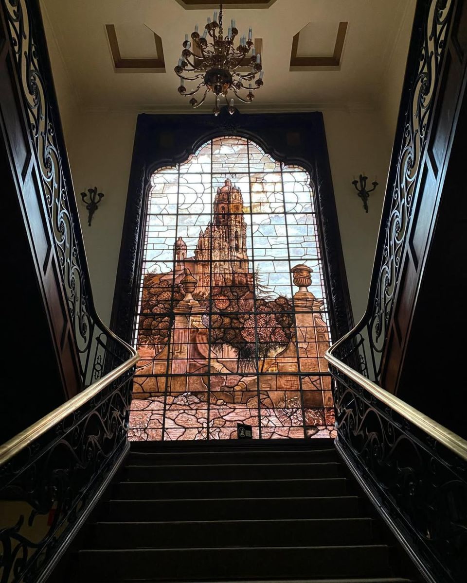 La casona combina elementos del Art Nouveau, Art Déco y un estilo ecléctico