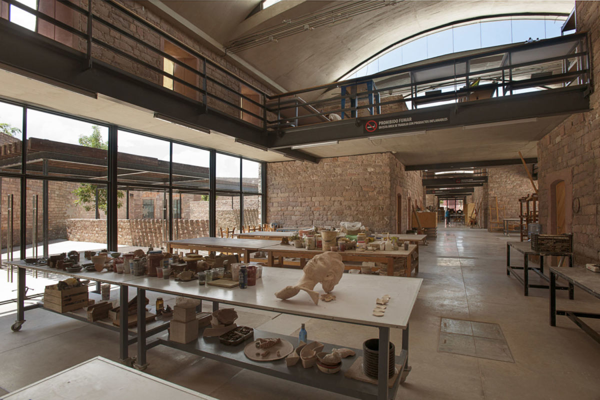 El edificio alberga salones dedicados a las artes