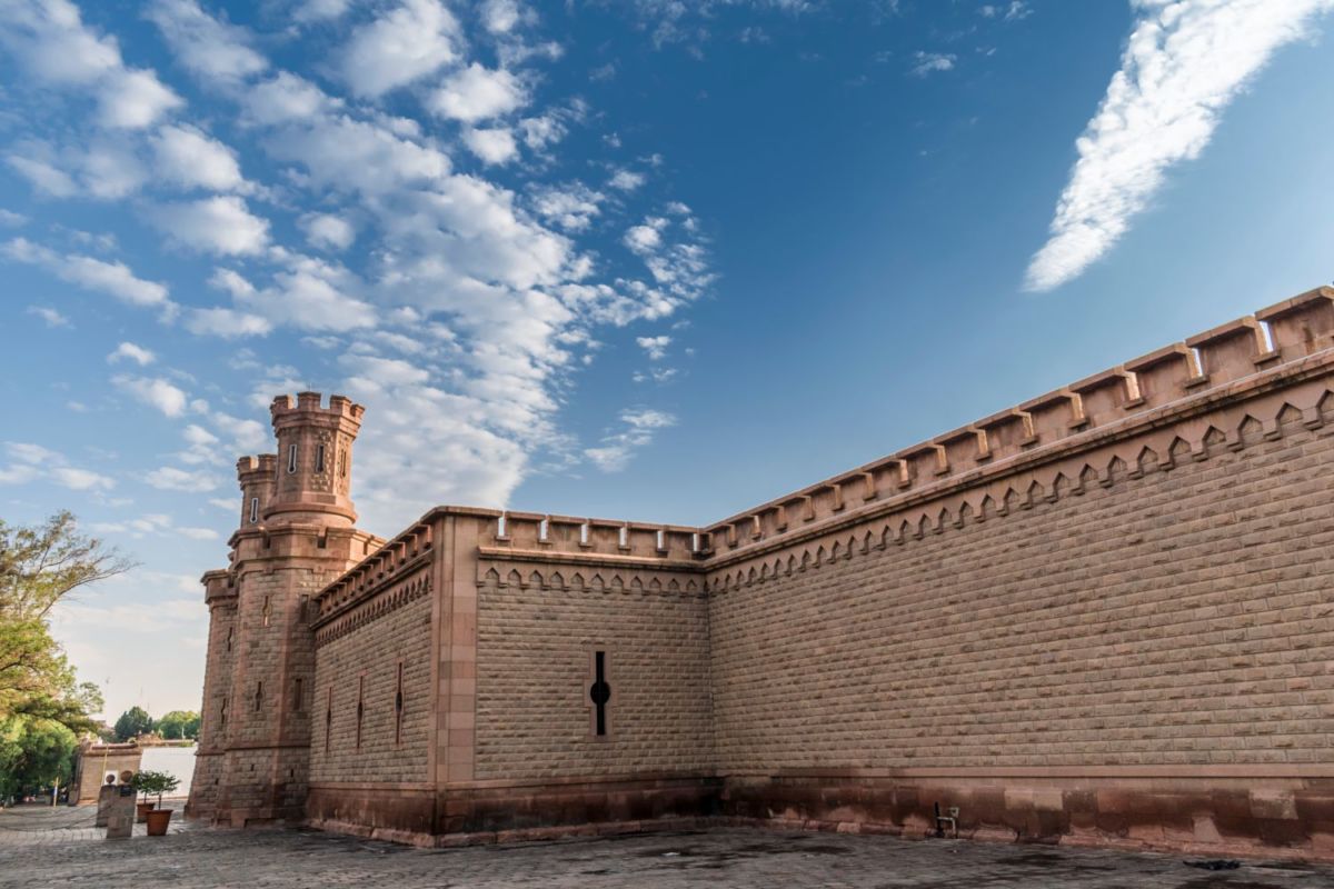 Su arquitectura, parecida a la de un castillo medieval, lo hace destacar como una de las obras culturales más importantes del país. 