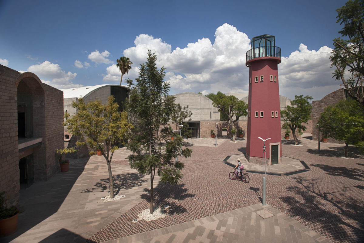 En el patio central se encuentra el panóptico, una torre que permitía a los guardias vigilar a todos los prisioneros