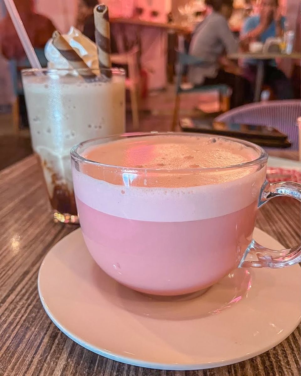  Pinky Latte en Cafe-inna, cafetería de especialidad en Clavería