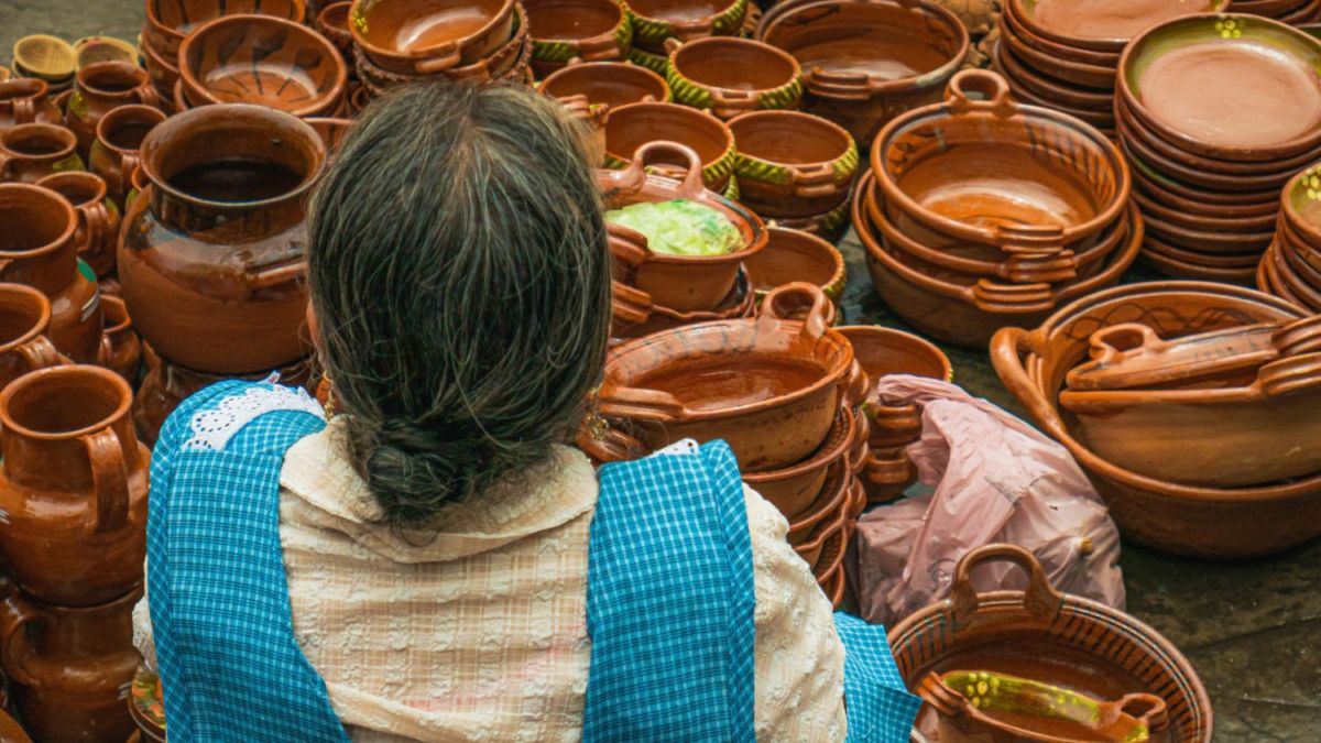 Mujer vendiendo piezas de barro 