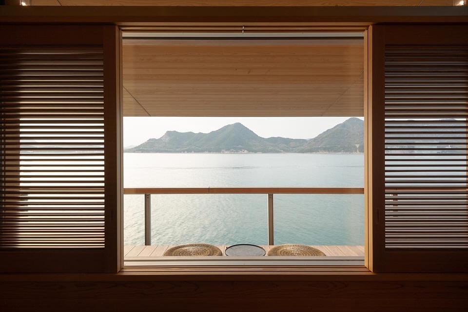 elementos de madera y vistas al mar en este crucero en japón