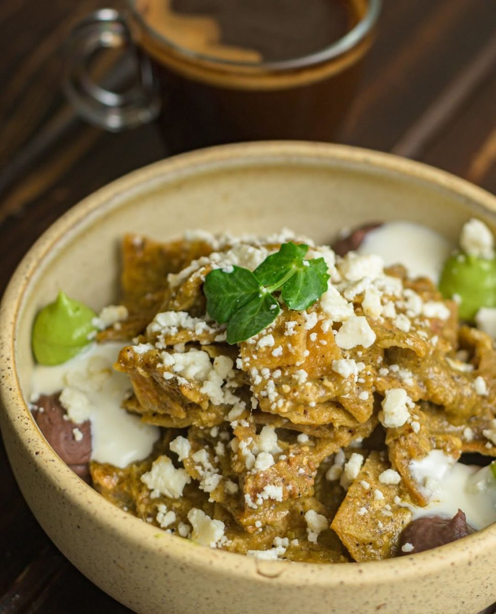 chilaquiles verdes con chicharrón norteño