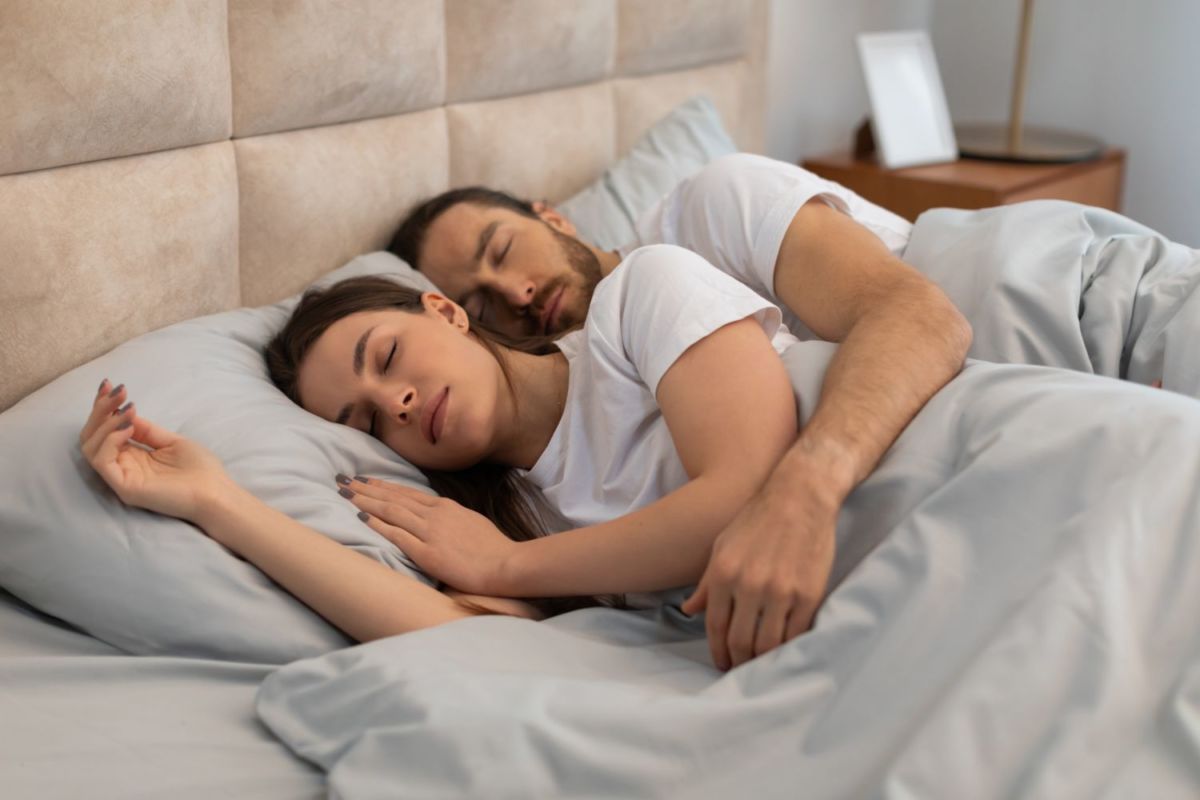 Pareja durmiendo profundamente en cama.  