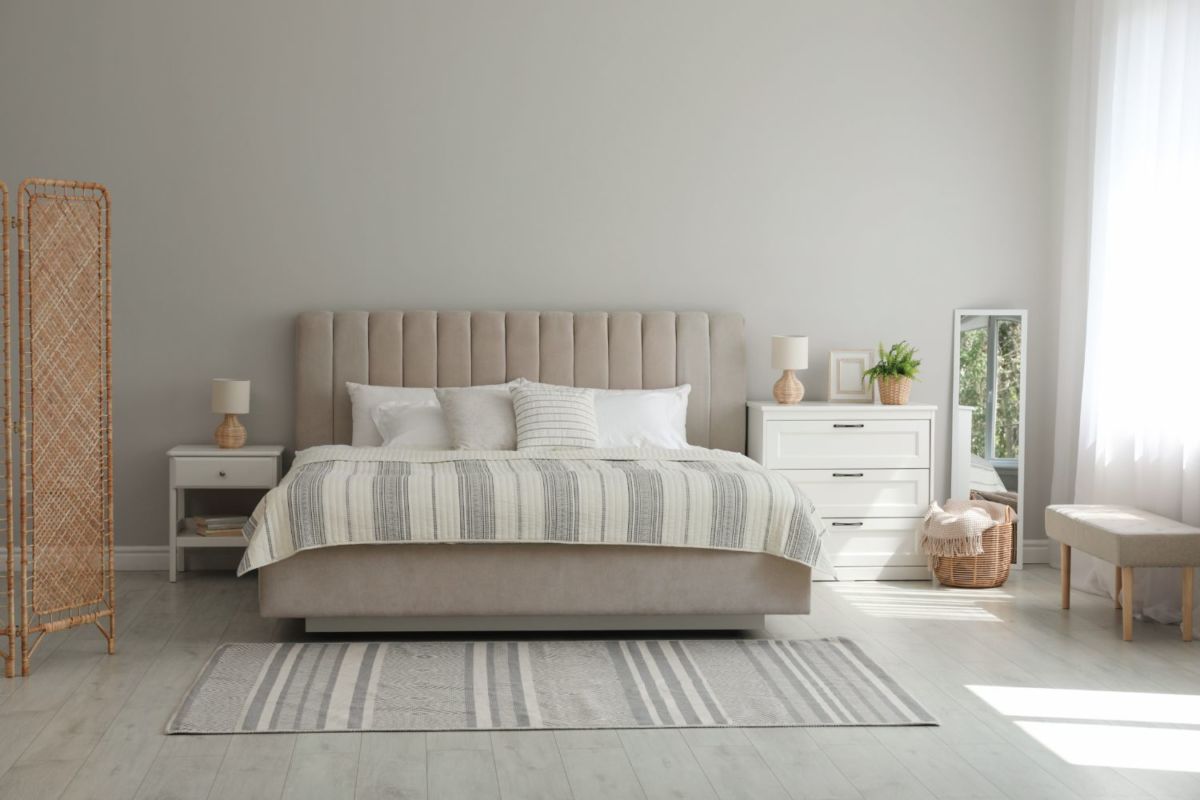 Cama en cuarto para pareja.