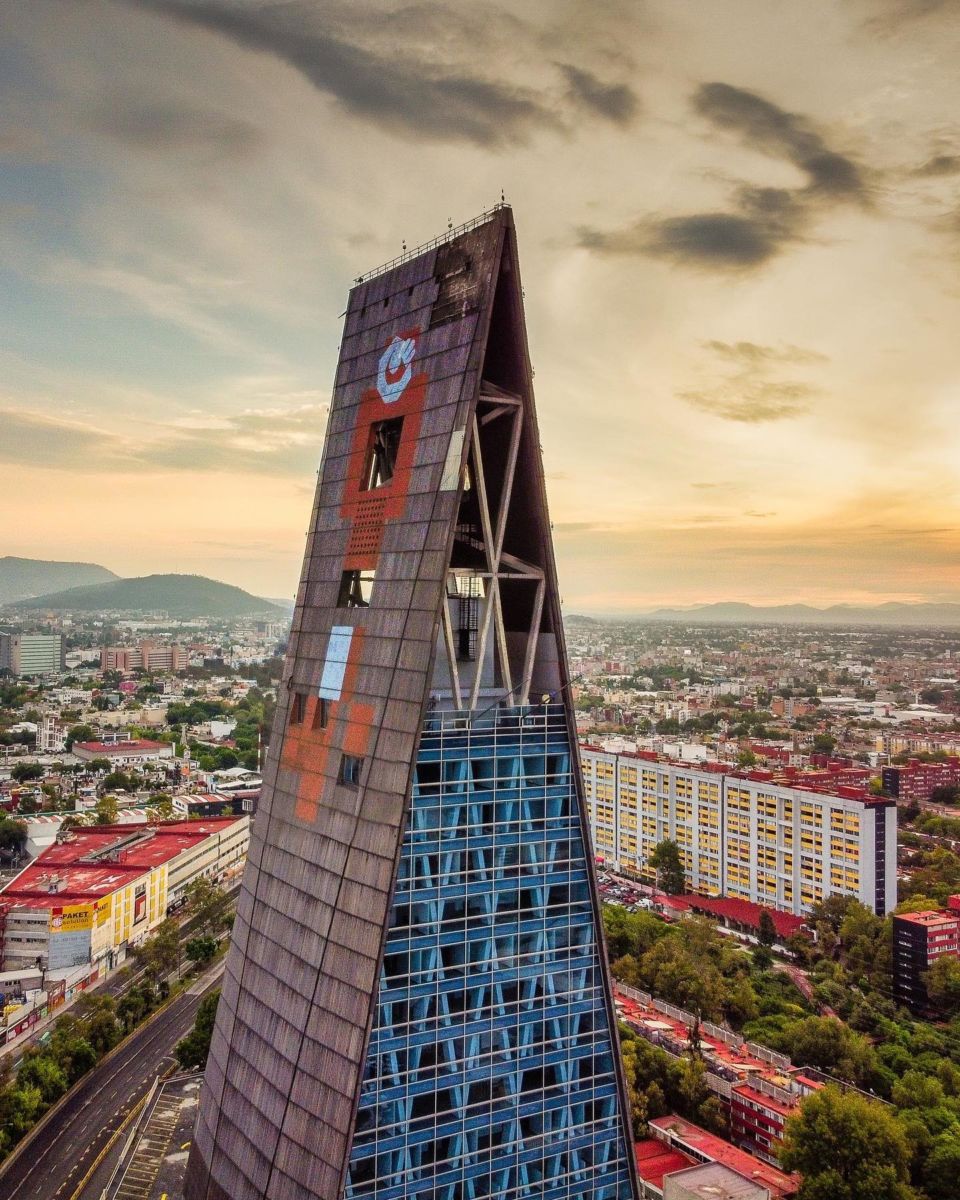 la torre insignia tiene 46 campanas en la punta