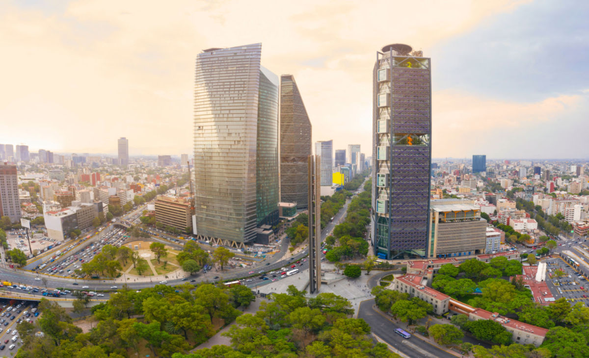 rascacielos modernos sobre paseo de la reforma en la cdmx