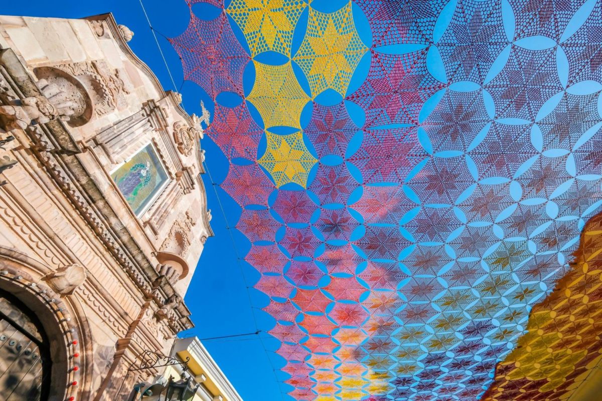 Un pabellón multicolor de  más de 8,000 metros cuadrados de rafia