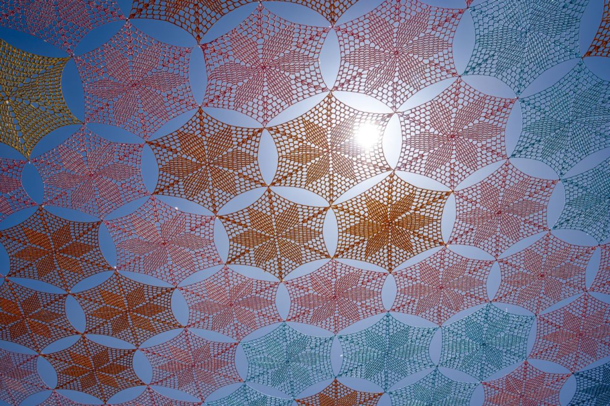 Hecho con carpetas hexagonales de rafia que se entrelazan