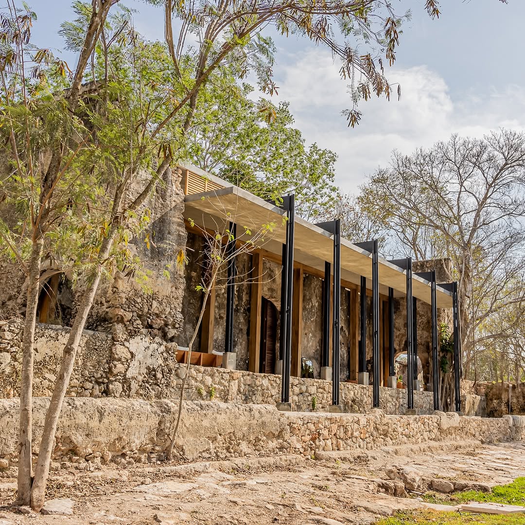 este glamping en la selva en Yucatán combina el encanto rústico de la antigua hacienda con el lujo del interiorismo moderno