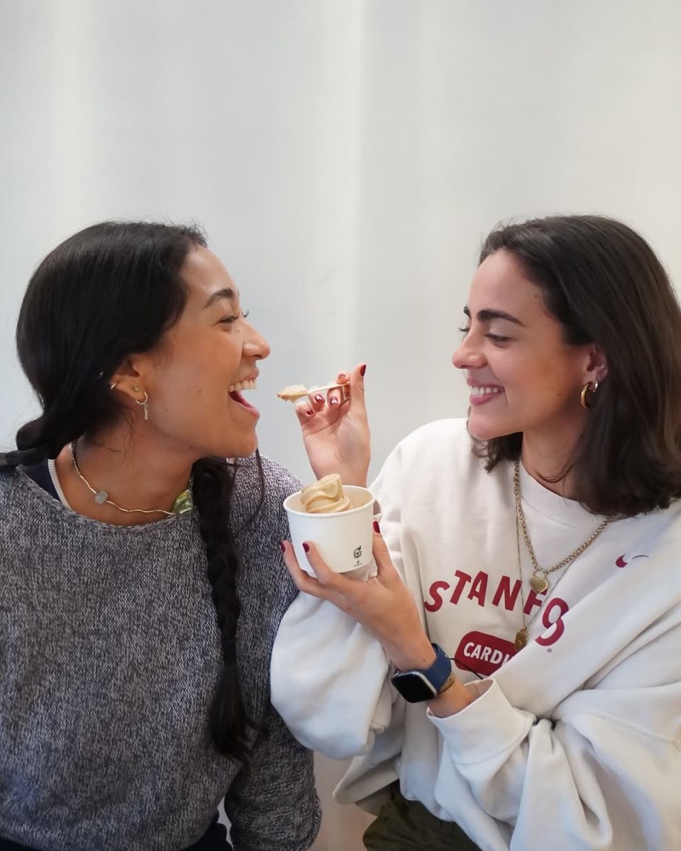 Cita con amigas con helado de yogurt en Bloo Condesa. 