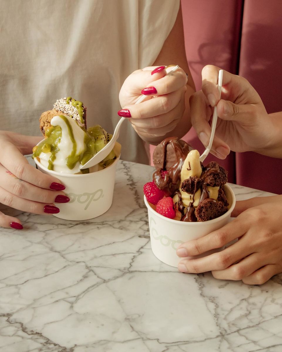 Amigas disfrutando de un froyo y platicando, Scoop. 