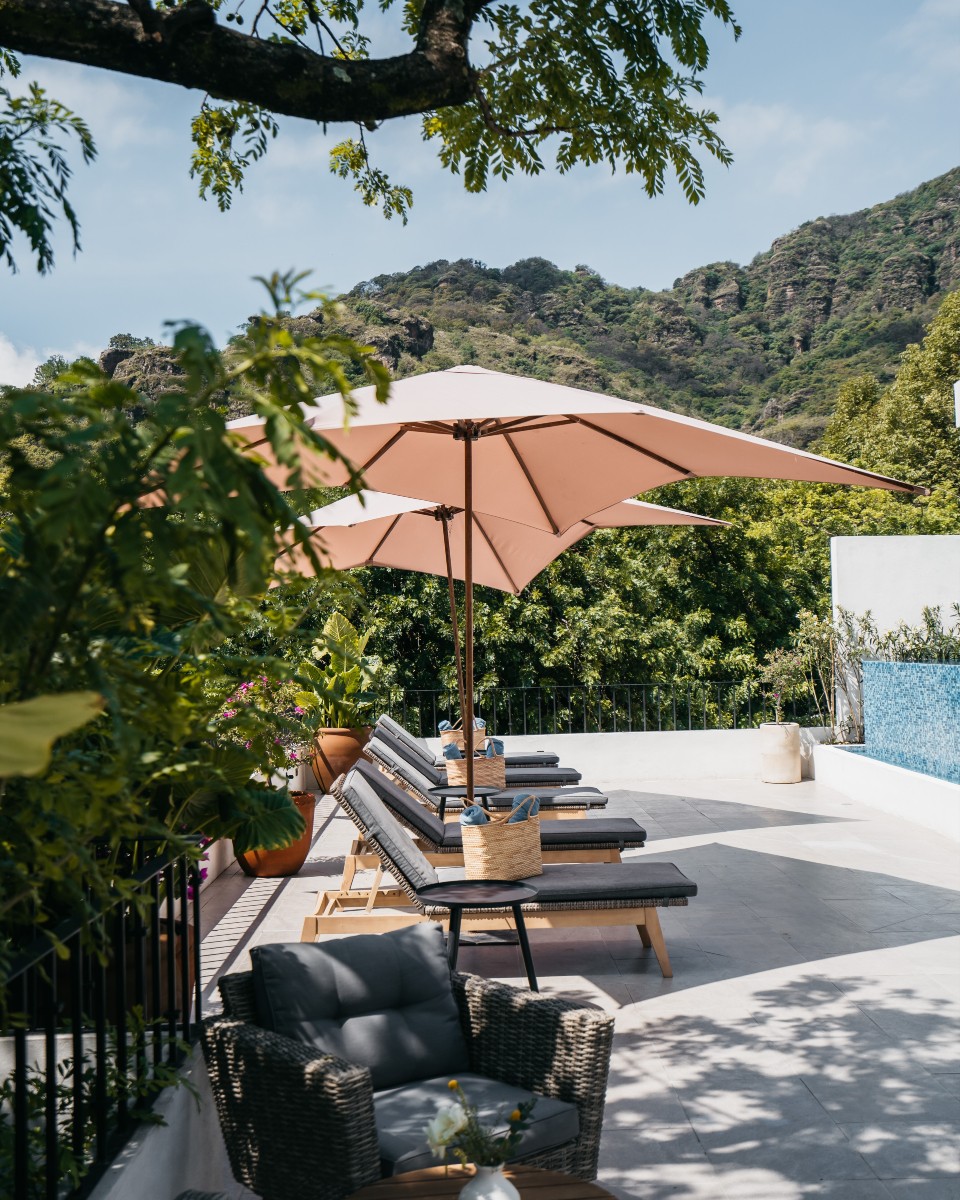 terraza con vistas al tepozteco en tepoztlán