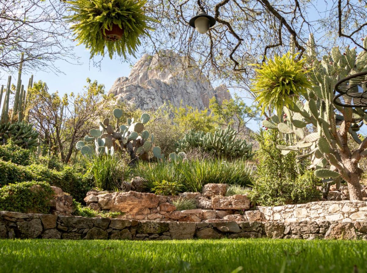 vistas de peña de bernal desde el hotel el centenario los arroyitos