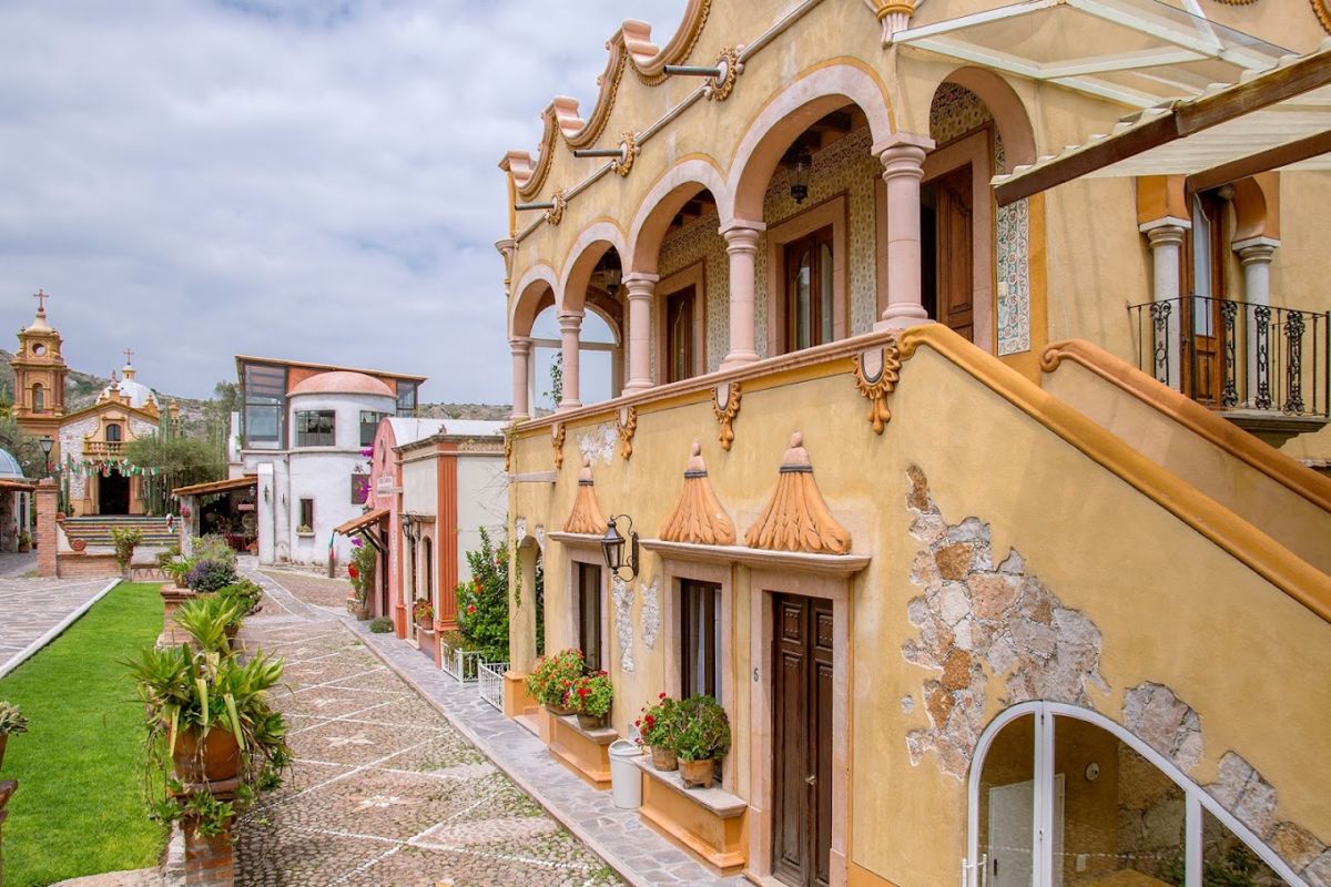 el hotel centenario los arroyitos en bernal emula un pueblo mexicano de inicios del siglo xx