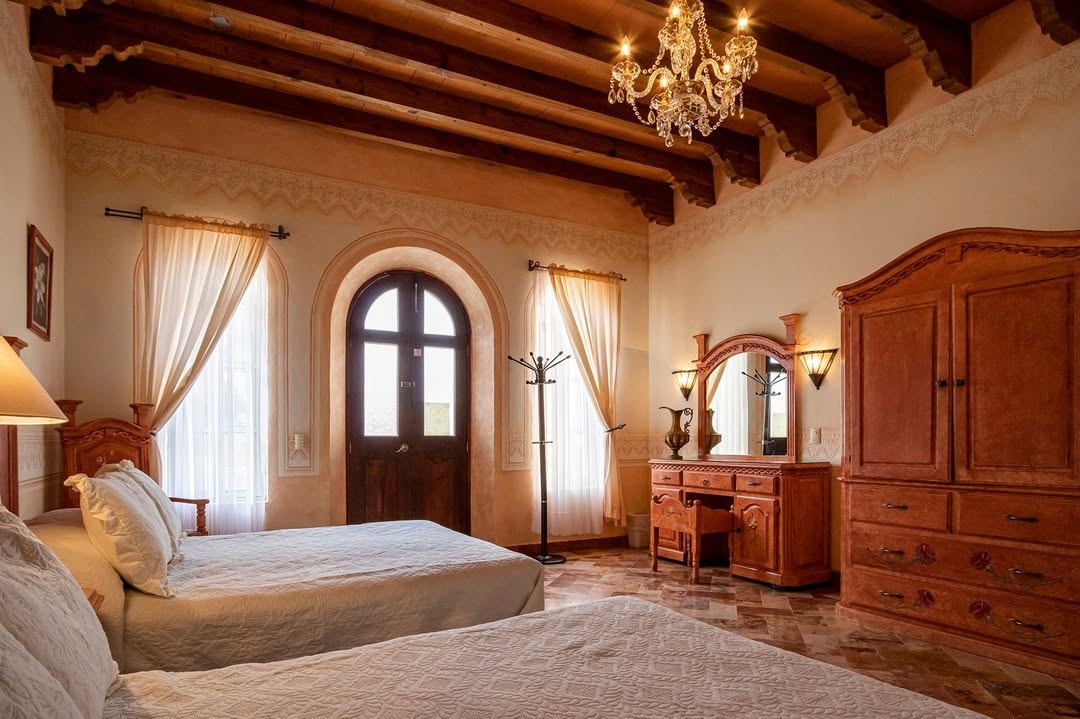 El mobiliario de todas las habitaciones del hotel el centenario los arroyitos es diferente