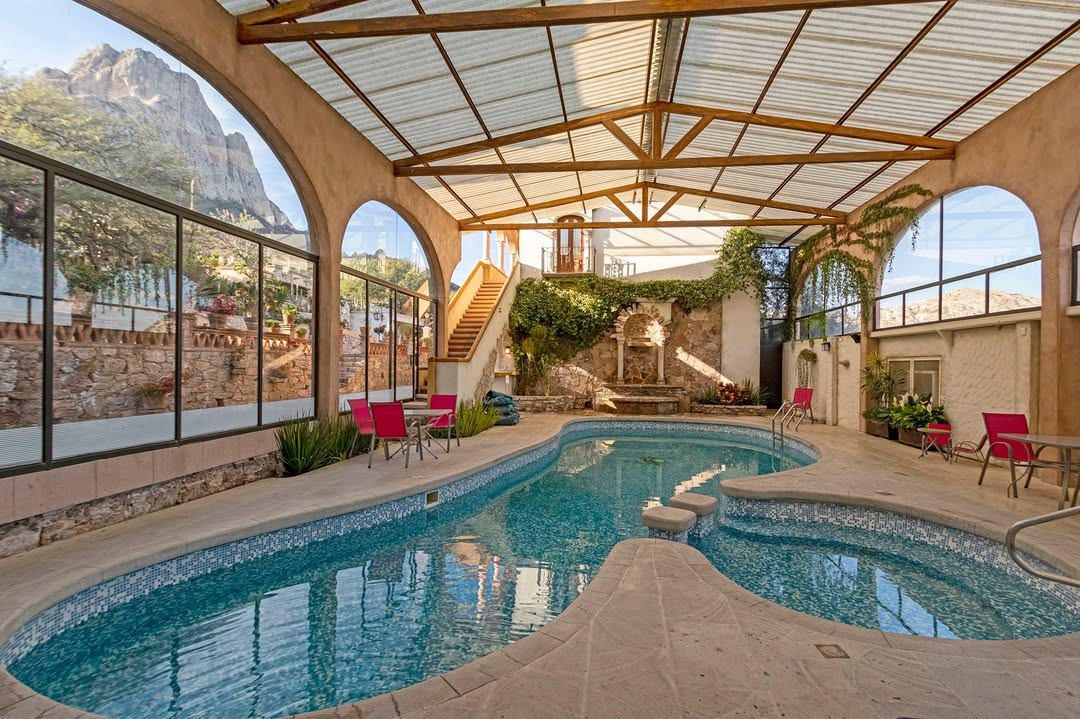 alberca techada del hotel el centenario los arroyitos en Bernal