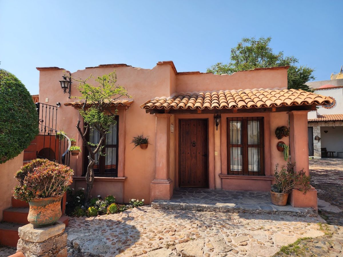 hotel centenario los arroyitos en bernal 