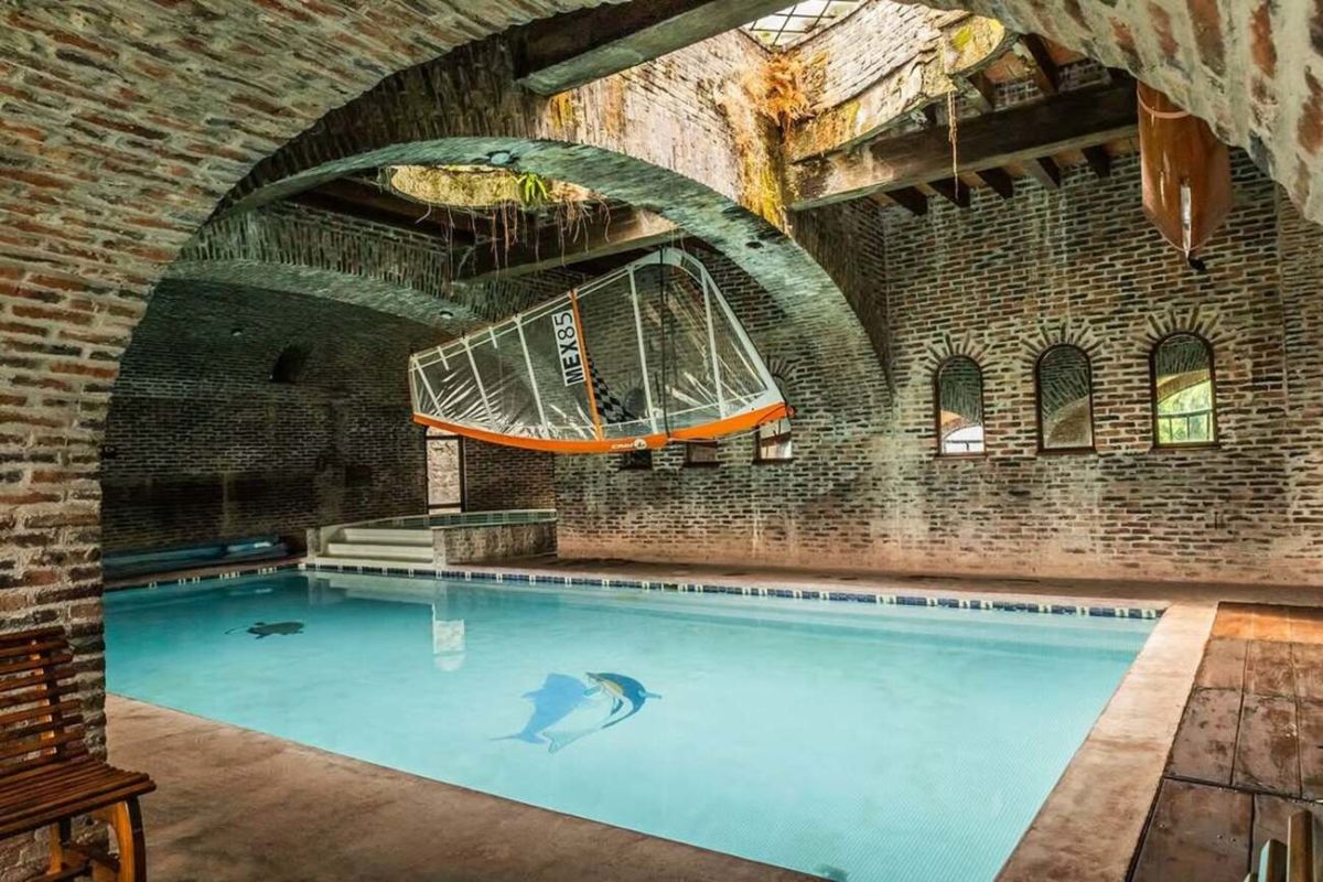 Ni en tus sueños imaginarías que puedes nadar dentro de un castillo con alberca en este hotel del Estado de México 