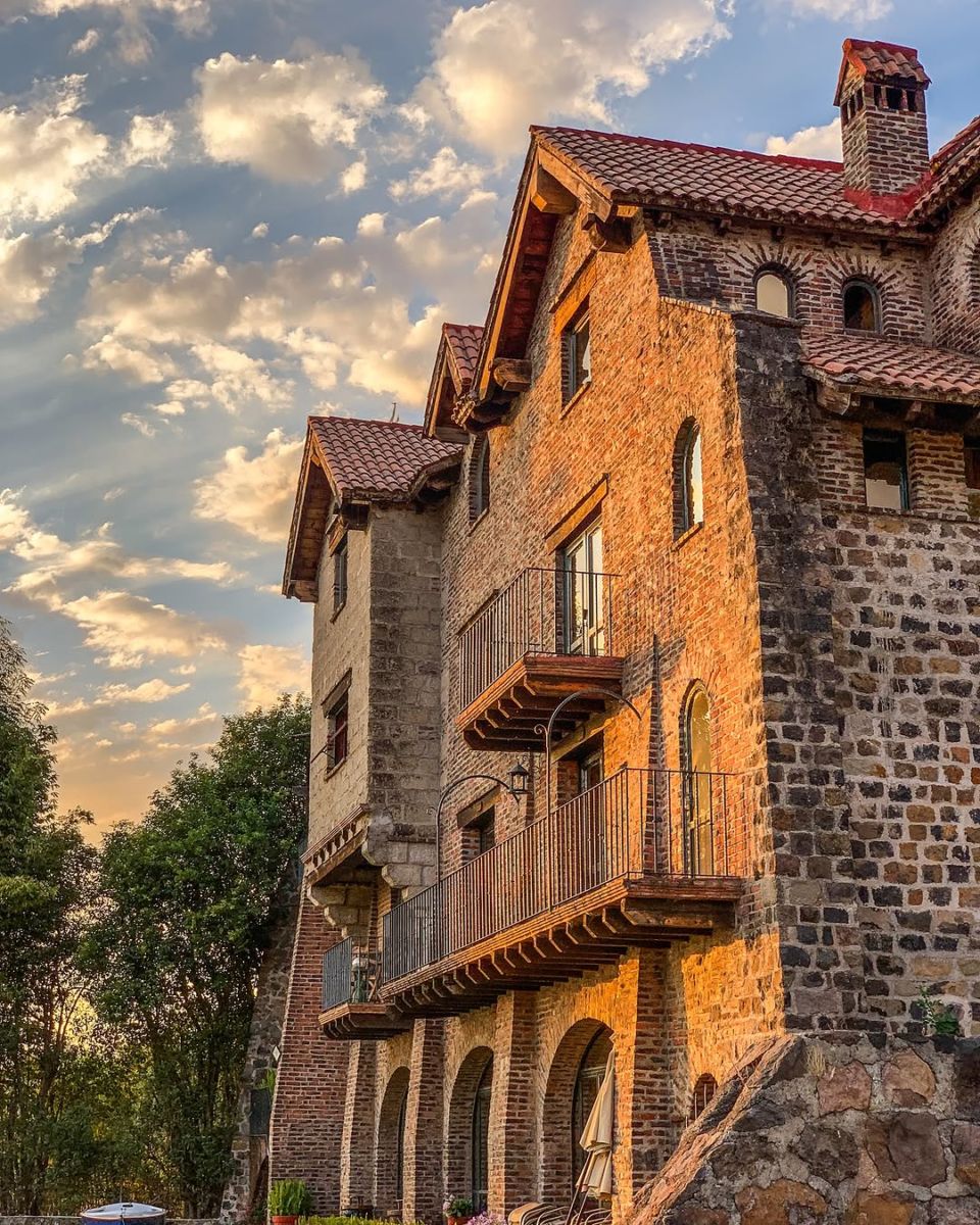 Club de Vela Santa María en un hotel que parece castillo medieval
