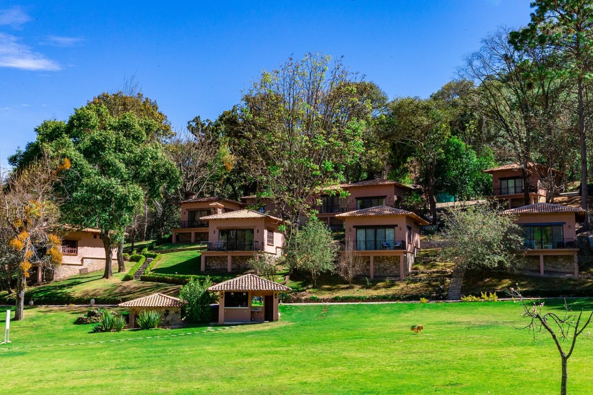 Sierra Lago Resort & Spa tiene 6 cabañas en medio de la naturaleza