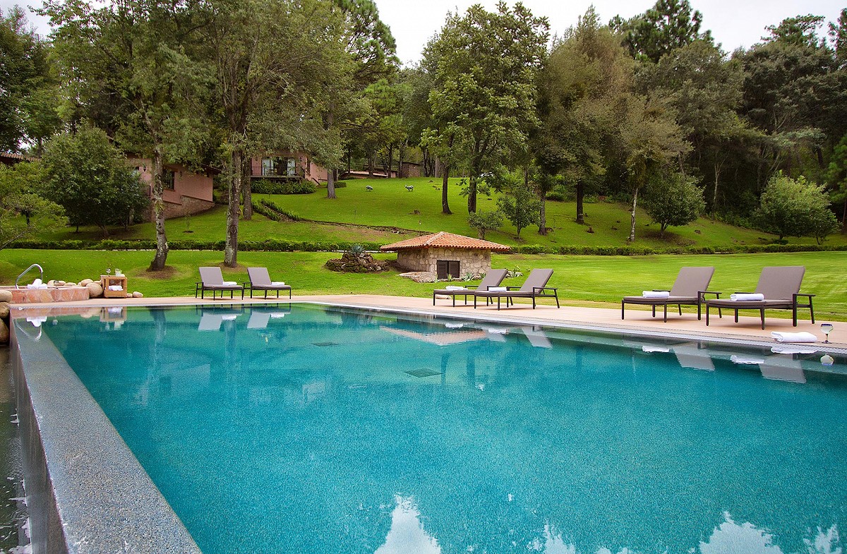 Este hotel se ubica en la Sierra Madre junto al Lago Juanacatlán