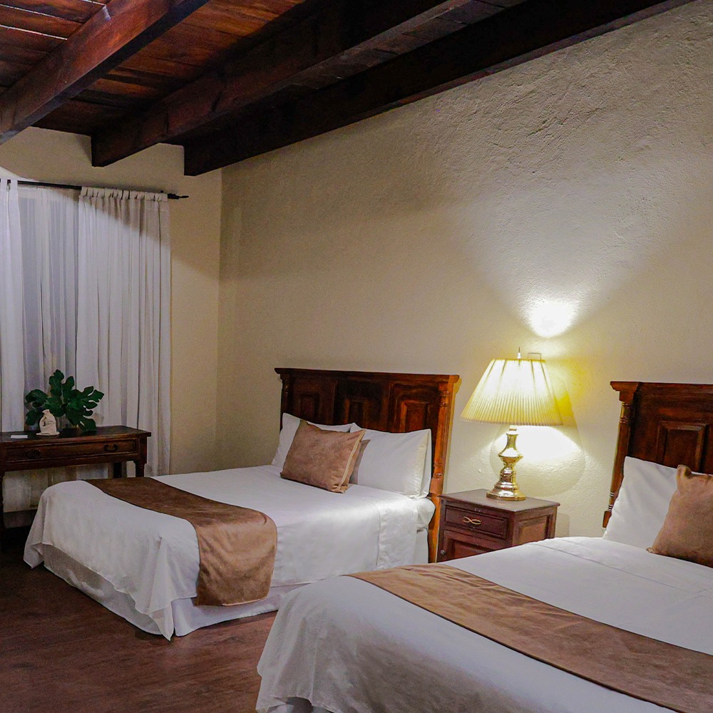la habitación estándar del hotel hacienda san miguel regla tiene dos camas matrimoniales