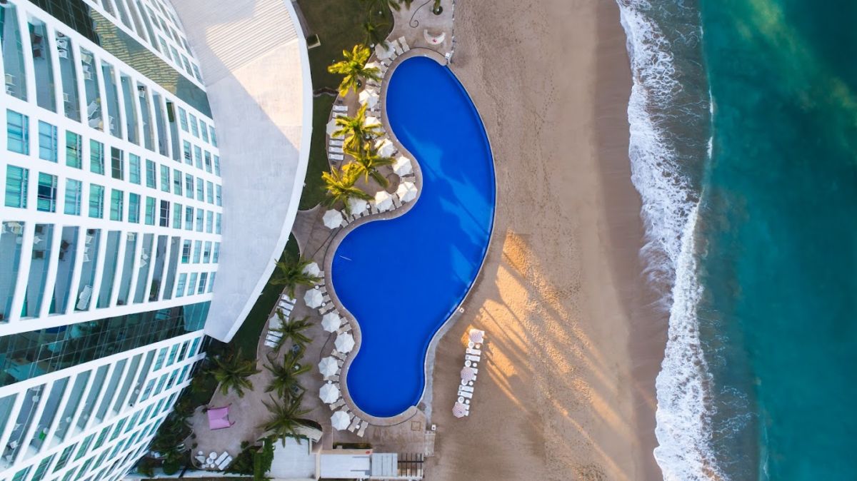 Park Royal Beach Mazatlán con vista a la piscina y playa 
