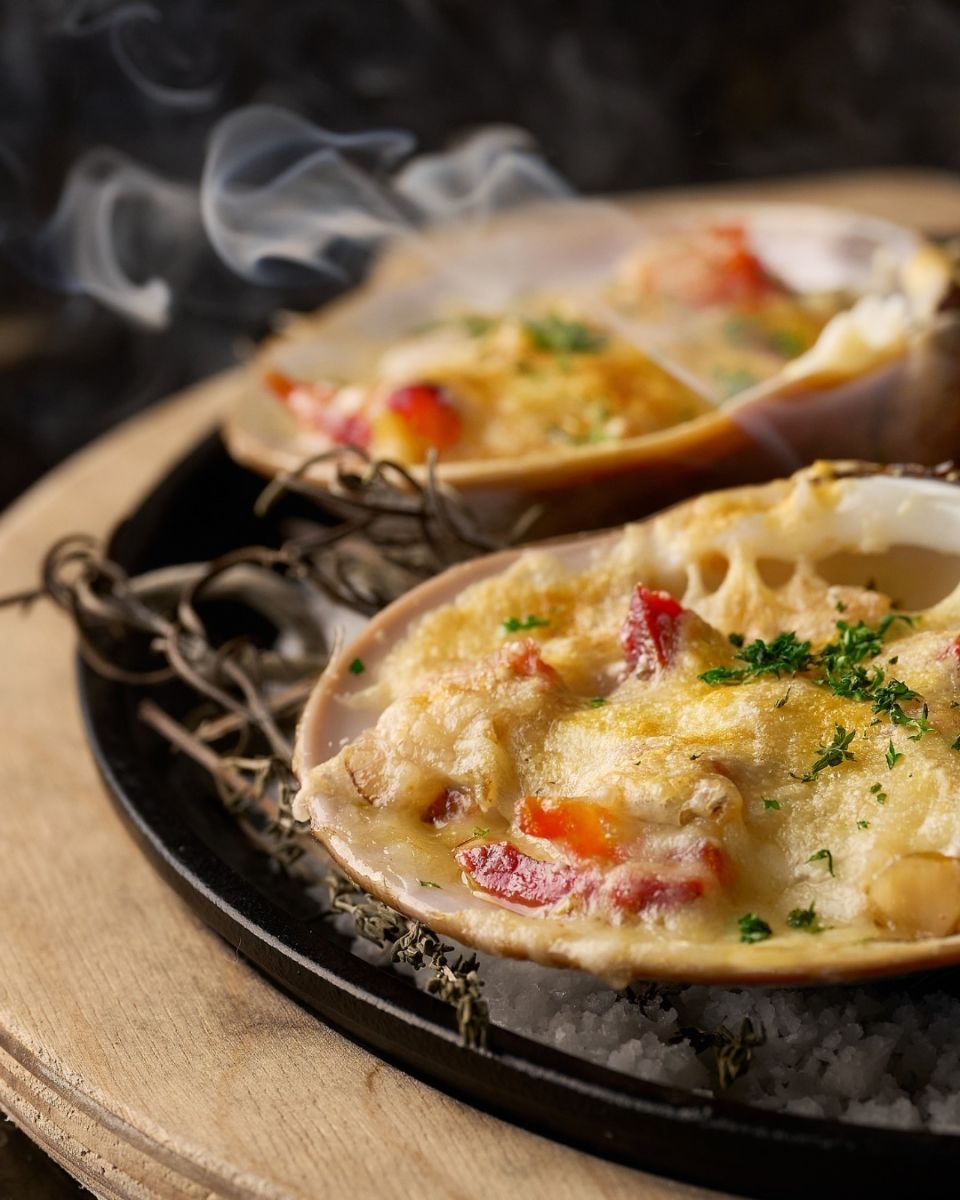 Almejas gratinadas en restaurante Humo, Los Cabos. 